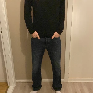 Neuw jeans studio relax - Mörk blåa jeans som inte passar längre. Köpta för ca två år sen men inte mycket använda eftersom jag bytte stil precis efter jag köpte dem.