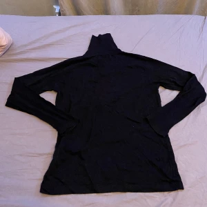 Polotröja   - Vanlig svart långärmad polotröja i fint skick! 