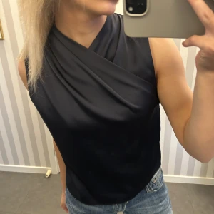 Satintopp - Säljer denna sjukt snygga marinblå toppen. Fin till fest och finare tillfällen! Älskar🙏🏻 Superbra skick. Skriv vid frågor eller fler bilder 🥰