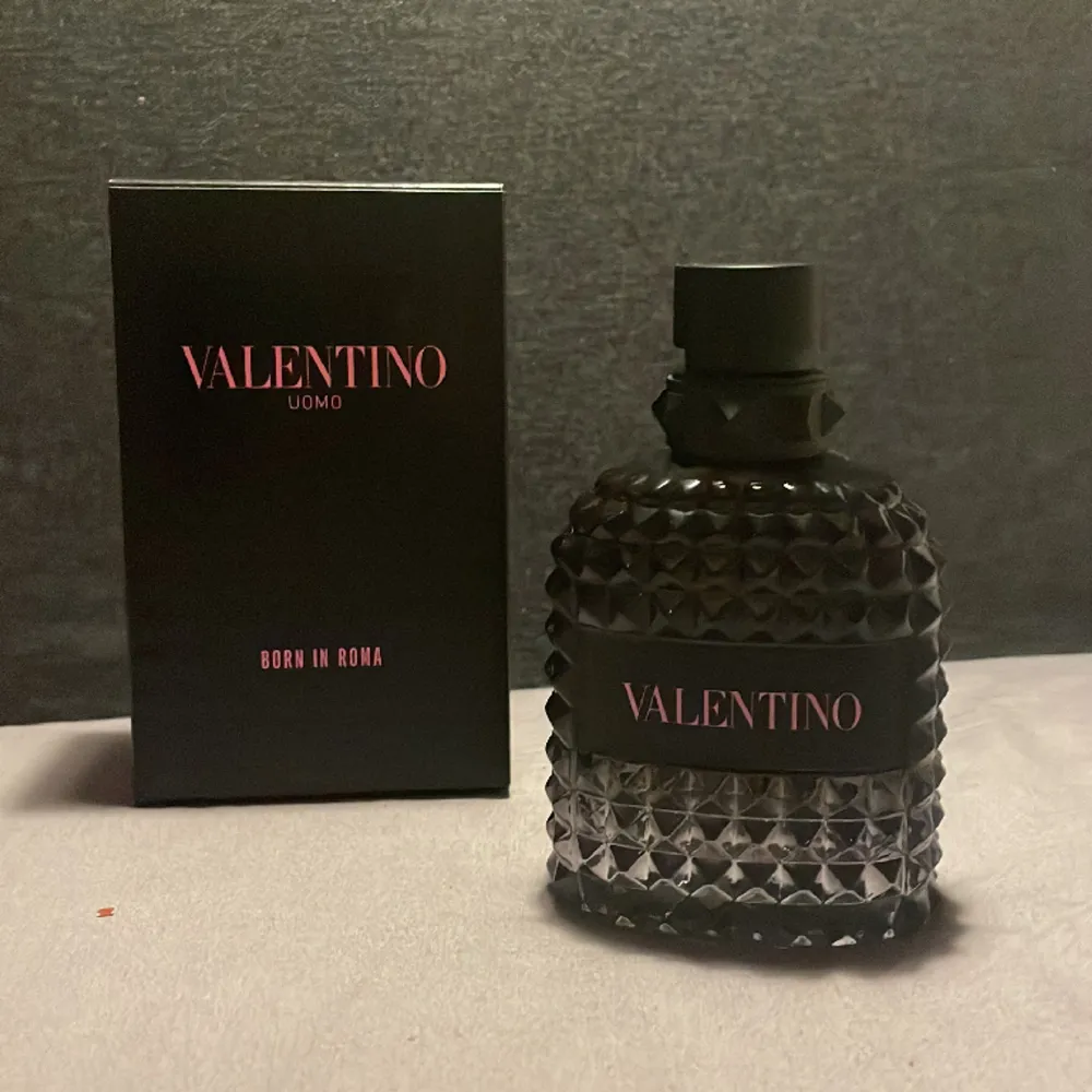 Säljer min helt nya valentino parfym. Aldrig använd 100ml. Parfym.