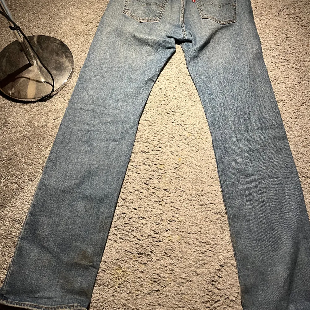 Levis 501 jeans w32 L34  Använda men bra skick  Ljus jeans färg . Jeans & Byxor.