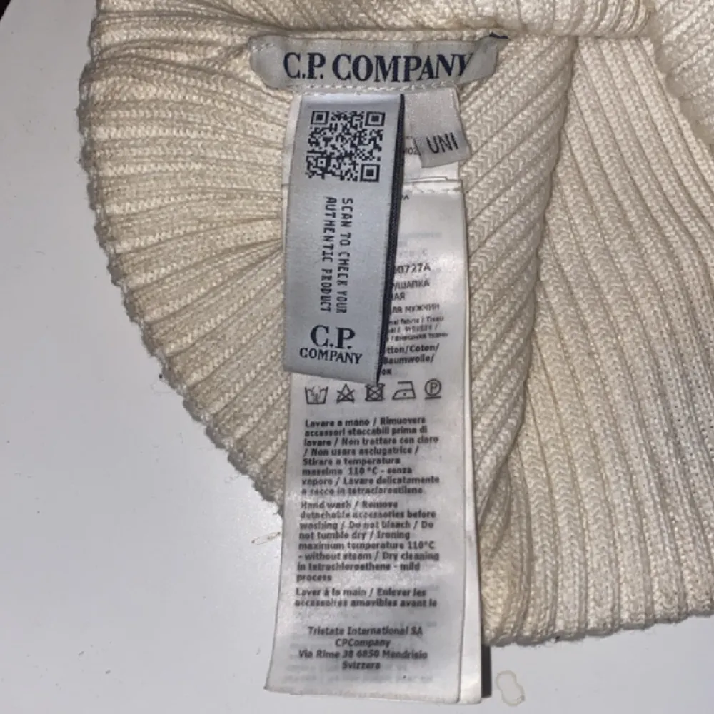 Säljer en vit C.P. Company mössa för använder den inte längre Den är använd ett antal gånger o är liten sliten på färgen inuti mössan.. Accessoarer.