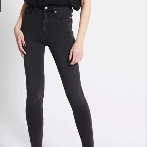 Lager 157 jeans - Oandvända men lappen är avtagen. Storlek xs. Mörkgråa skinny jeans. Skriv privat för fler bilder.