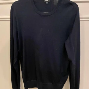 Kashmir tröja  - I gott skick, sparsamt använd. Jag har växt ur den och därför kommer den ej till användning. Hör av dig vid frågor eller funderingar!