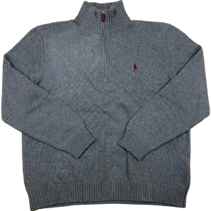 Ralph Lauren Half-Zip Tröja - Mörkgrå halfzip tröja från Ralph Lauren i grymt skick! Storlek L, ställ gärna frågor!😊