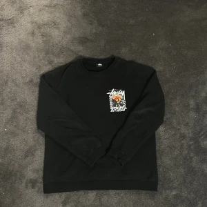 Stussy Sweatshirt - Säljer denna feta stussy sweatshirt i storlek L. Sitter extremt bra och är i väldigt fint skick för sin ålder. Sparsamt använd i min ägo Pris ej hugget i sten vid enkel affär PM för mer info/bilder