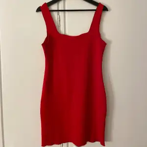 Röd tajt klänning från chiquelle, säljer pga för stor för mig nu, andvänd 2 gånger❤️köpt för 189 kr