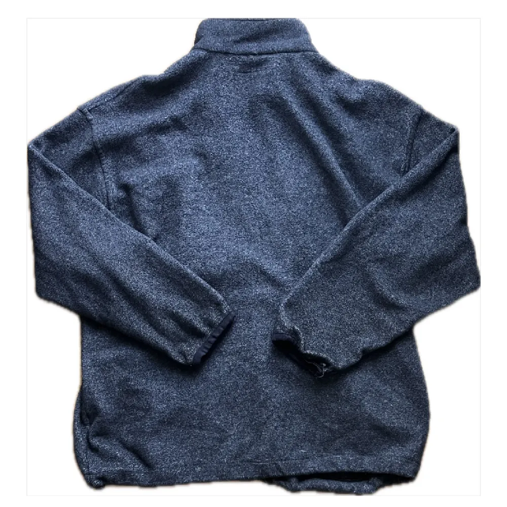 Varm och skön fleece som är perfekt till vinter/vår   Storlek Large men skulle säga att den sitter mer som en XL. Tröjor & Koftor.