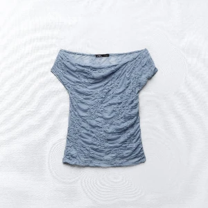 Asymmetrisk topp - Säljer denna topp från Zara i storlek S eftersom den inte kommer till använding! Helt oanvänd💕 Toppen är ganska genomskinlig!💕 Bilderna är från Zaras hemsida!