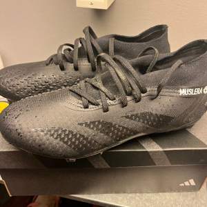 Helt nya Adidas Predator fotboll skor som är oanvända. Storlek : 44,5