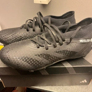Fotbollskor  - Helt nya Adidas Predator fotboll skor som är oanvända. Storlek : 44,5