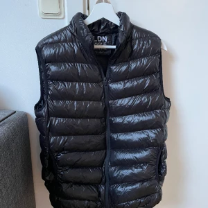 LDN glansig väst - Tja, säljer detta plagget då den sällan används. Priset är inte hugget i sten, hör av dig om du har någon fråga.🙌