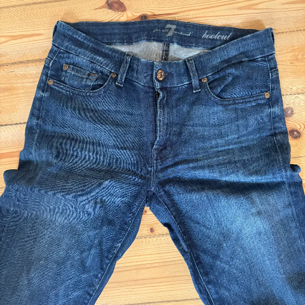 Bootcut jeans från 7 for all mankind.  Mörkblå tvätt, slitningar nertill (lite för långa för mig).  Storlek 28.   Använda men fint skick (bortsett från vid fötterna). Jeans & Byxor.