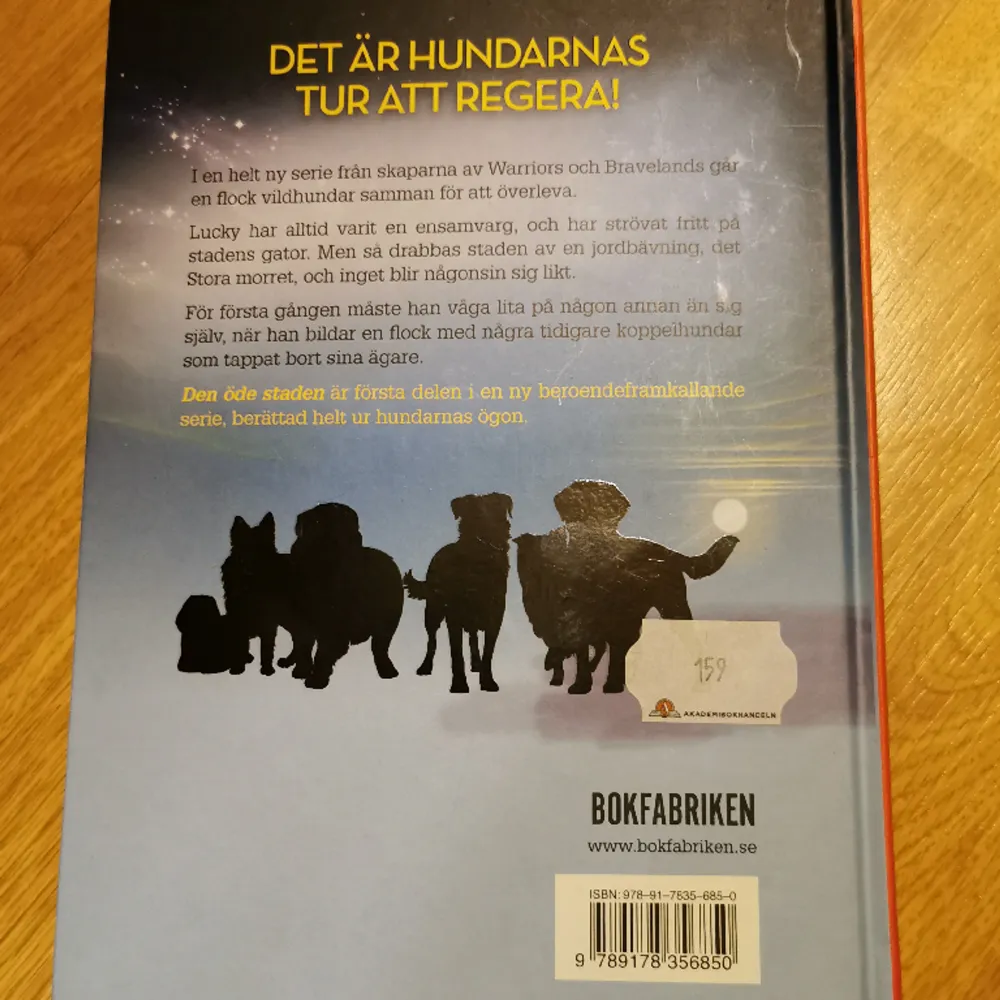 Samma författare som warrior cats och båda är på svenska. Säljs för 80kr styck. Mycket bra skick, aldrig lästa. 💗  Köparen står för frakt ‼️. Övrigt.
