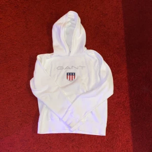 Vit Gant hoddie  - Vit gant hoddie, jättebra skick som oanvänd, storlek 176 cm 16 years