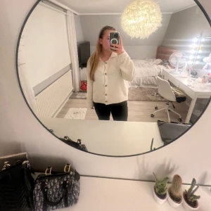 Vit  kofta🤍 - Söt kofta ifrån primark🤍 fint skick då sparsamt använd. Super härligt material och sticks inte alls! 