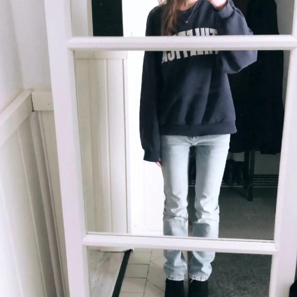 Superfina ljus blåa low waist jeans från Pull & Bear💓Nyskick! . Jeans & Byxor.