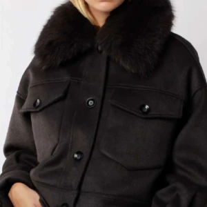 Söker en svart meotine jacka - Hej! Jag söker en svart meotine jacka i st xs, kan betala runt 2000 för den, hör gärna av er om ni kan tänka er att sälja💕💕💕