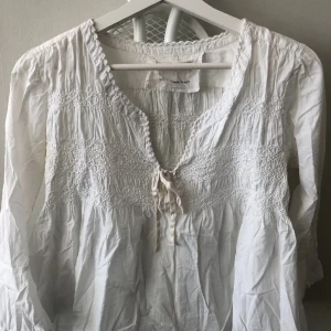Odd Molly blus - Fin tunn Odd Molly blus, har mindre fläckar vid armhålorna.