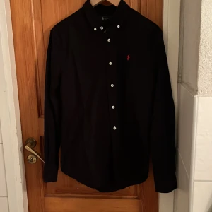Ralph lauren skjorta  - Tja! Säljer en Ralph lauren skjorta. Endast testad, nyskick. Det är storlek S men den passar lika bra till M. nypris ligger runt 900-1000kr Kom privat för bilder och pris😊👍
