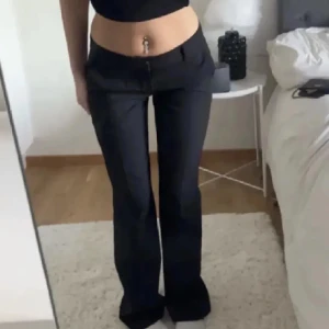 Lågmidjade Kostymbyxor - Säljer efterfrågade och trendiga kostymbyxan ifrån BikBok! Så fina och passar alla! Säljer pga köpte fel storlek🫶🏼 Lånade bilder, skriv för egna & frågor 