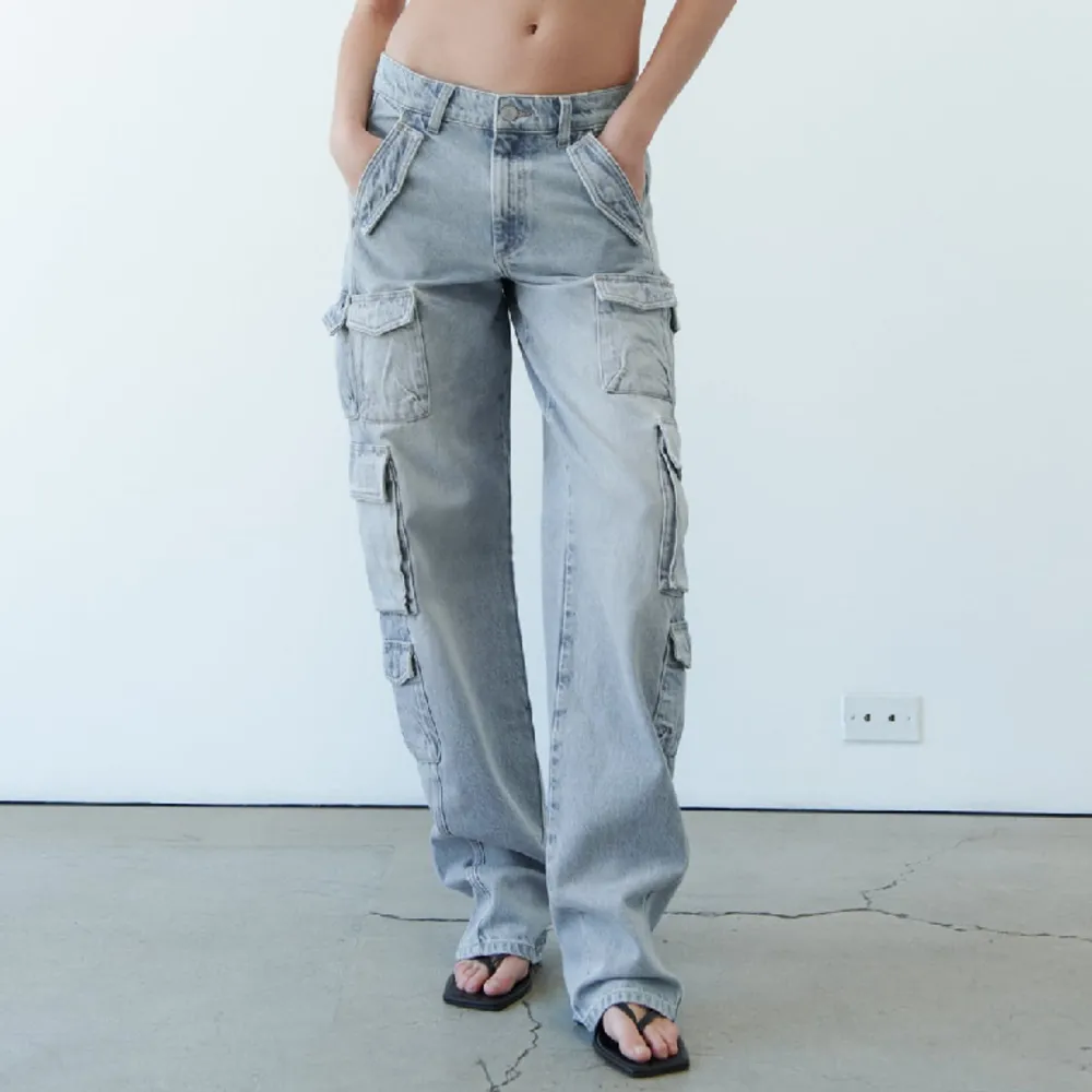 Säljer dessa helt oanvända Zara jeansen! Dem är helt slut sålda och går inte att få tag på längre! Kom privat för fler bilder!!🤍. Jeans & Byxor.