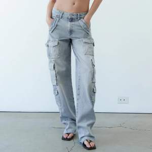 Säljer dessa helt oanvända Zara jeansen! Dem är helt slut sålda och går inte att få tag på längre! Kom privat för fler bilder!!🤍