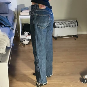 Levi’s 505 - W29 L32, men förmodligen något kortare då ajg köpte de begagnat och de blivit klippta (kan mäta). Fint skick, med broderi på ena fickan😆 