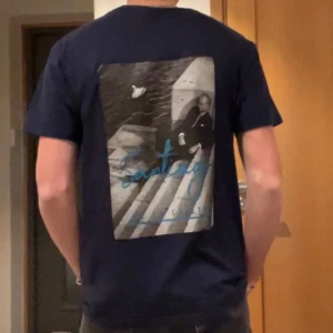 Santiago De La Capital - Säljer dessa skitsnygga limiterade tröjor från Santiago de la Capital. Dem har grym passform med ett motiv av Kungen på baksidan. Har två i storlek M och en i storlek S. Skriv om du har frågor 🙌