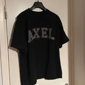 Hej jag säljer också min Axel Arigato T-Shirt därför att den tyvärr inte används. Den är i storlek M och Använd några få gånger. Om ni undrar något så är det bara att skriva :)