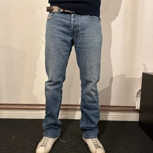 Diesel jeans modell Larke 31/32 - Allt är i fint skick utöver hålet på högre benet. Ny pris 1400kr. Mitt pris 300kr