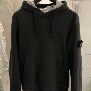 Stone island hoodie  - Stone island kofta, säljs för kommer inte till användning  Storlek: M  Cond: 9/10  Pris: 1799kr