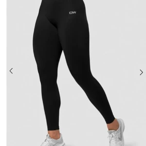 träningsbyxor från icaniwill  - Ett par svarta träningsbyxor från icaniwill i strl L