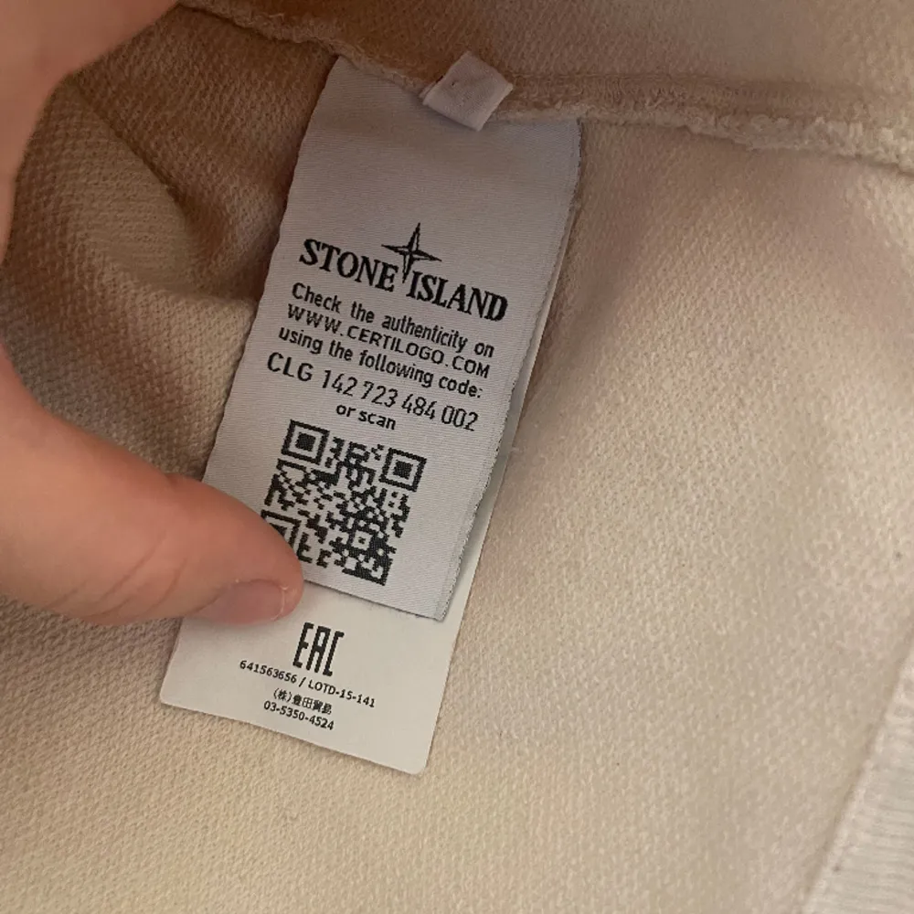 Äkta Stone Island tröja. Skanna QR koden så får du bevis! Har blivit kortad för att passa mig så passar både tjejer och killar bra. Använd men i gott skick. . Tröjor & Koftor.