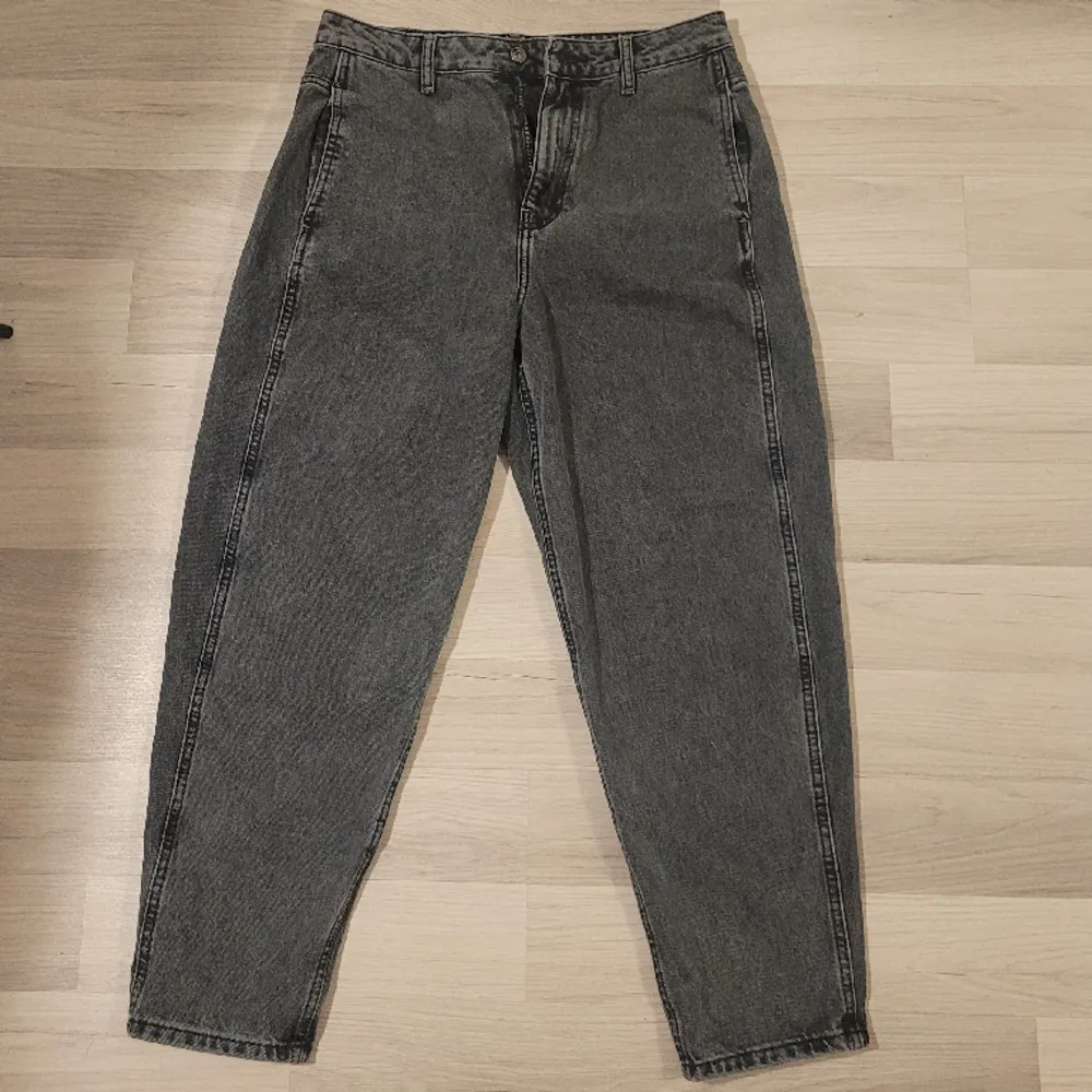 Ett par super snygga jeans i från Zara😍 Säljer då dem tyvärr är för små för mig i midjan! Mitt midjemått är 80cm❤. Jeans & Byxor.