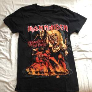 T-shirt med Iron Maiden tryck. Osäker på storlek men satt som en S