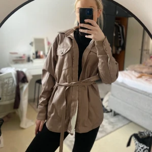 Skinnjacka - Säljer min snygga skinnjacka för kommer inte till användning 