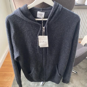 Kashmir hoodie - Tja, säljer en fet hoodie från John Henric, använd Max fem gånger! Nypris 2200kr, riktig steal för en vara i så gott skick! M men passar som S, varan är inte nopprig.👍