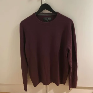 100% Kashmir tröja - Säljer denna snygga tröja som är i 100% Kashmir! Storlek M!  Hör gärna av dig om du har frågor!