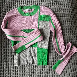 Jättefin och cool tröja i rosa, grönt och grått. Säljer då jag inte använder den längre. Är i jättefint skick! Croppad 