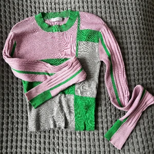 Långärmad Tröja - Cropped  - Jättefin och cool tröja i rosa, grönt och grått. Säljer då jag inte använder den längre. Är i jättefint skick! Croppad 