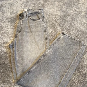Jack & Jones loose Chris jeans  - Säljer två par Gråa Jack & Jones jeans i storlek 28/30 väl använd!Säljes pga. För små! Säljes i befintligt skick! Nypris 599kr!  Mitt pris 199kr! Köper du båda får du dem för 300kr!💥☄️
