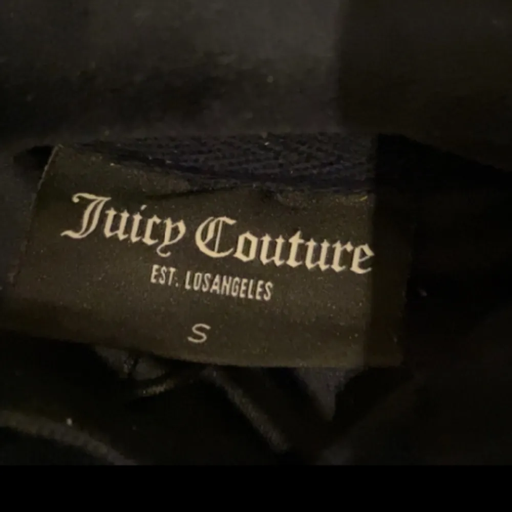 Jag säljer mitt marinblåa juicy couture sett som är i jätte bra skick då jag bara haft settet i 1 vecka. Jag säljer settet pga att det inte kommer till någon användning då jag fick det som present. Pris kan diskuteras🩷🩷🩷. Hoodies.