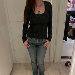 Glittrig långärmad - Sitter asbra och är sååå fin❤️ inga defekter och aldrig använd!