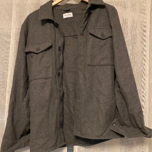 These glory days overshirt - Säljer nu en riktigt snygg overshirt - några veckor gammal - använd 3-4 gånger - skick 9/10 - köpt ny för 1200