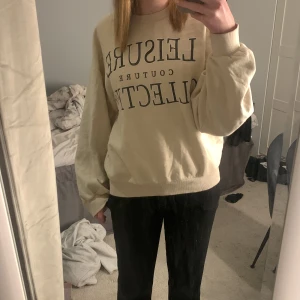 Tröja  - Jätte mysiggg (lappen e borta men gissar att stl är S)