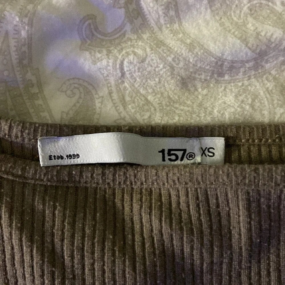 fint beige linne från lager 157! köpt förra året till skolavslutningen men använder inte längre. storlek xs men upplevs som s! fint skick :). Toppar.