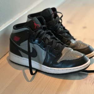Air Jordans Storlek 38.5 - Säljer ett par air jordans, använda i 8/10 skick. Köpta på Mallorca i somras för 2649kr. Kontakta för fler bilder och funderingar