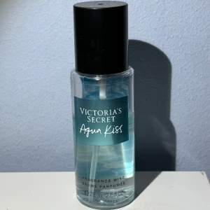 Victoria’s Secret Parfym  - Victoria’s Secret Parfym i doften Agua kiss, 75 ml. Säljer denna då den inte kommer till användning och behöver plats för nya. 💕Skriv för fler frågor eller Bilder! Priset går alltid att diskutera 😊