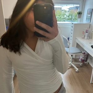 Tröja - Säljer en jättefin tröja som jag inte hunnit använda. Prislappen är kvar och den är i bra skick. 💕